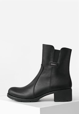 Шкіряні зимові класичні жіночі черевики чорного кольору 3946OPTION23311 фото