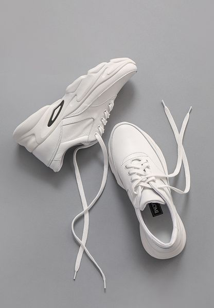 Білі шкіряні кросівки на високій світлій підошві 3395OPTION24550 фото
