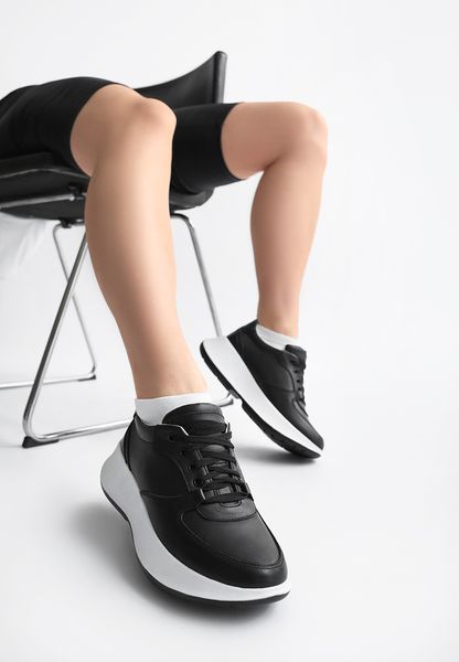 Стильні жіночі шкіряні кросівки чорного кольору на білій підошві 3887OPTION22786 фото